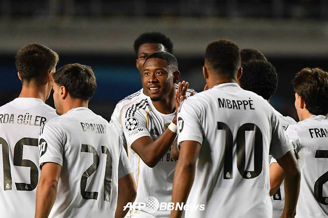 레알 마드리드 선수들이 1일(한국시간) 카자흐스탄 알마티의 센트럴 스타디움에서 열린 2025~2026 유럽축구연맹(UEFA) 챔피언스리그(UCL) 리그 페이즈 2차전 카이라트 알마티(카자흐스탄)전 득점 이후 기뻐하고 있다. /AFPBBNews=뉴스1