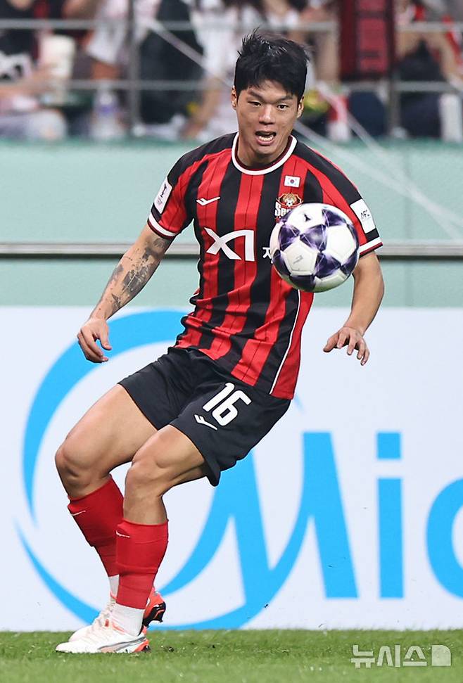 최준이 지난 30일 서울월드컵경기장에서 열린 FC서울 대 부리람 유나이티드의 '2025~2026시즌 아시아축구연맹(AFC) 챔피언스리그 엘리트(ACLE)' 리그 스테이지 2차전에서 볼 컨트롤하고 있다. /사진=뉴시스