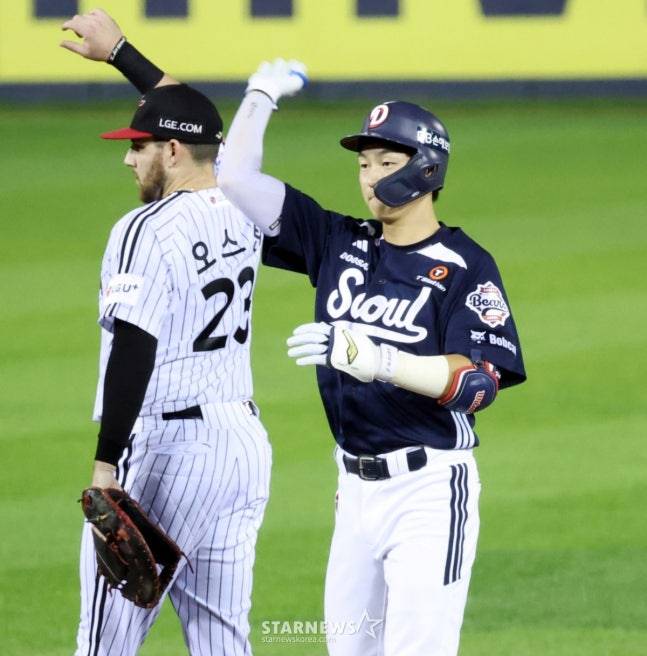 두산 2번타자 박지훈이 30일 잠실야구장에서 열리는 2025KBO리그 LG트윈스와 두산베어스 경기 7회초 2사 2루에서 적시타를 터트린 후 자축하고 있다. /사진=강영조 선임기자