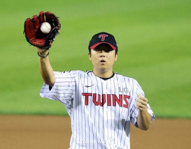 LG 좌완투수 송승기가 30일 잠실야구장에서 열리는 2025KBO리그 LG트윈스와 두산베어스 최종전에서 선발로 나서 역투하고 있다. /사진=강영조 선임기자