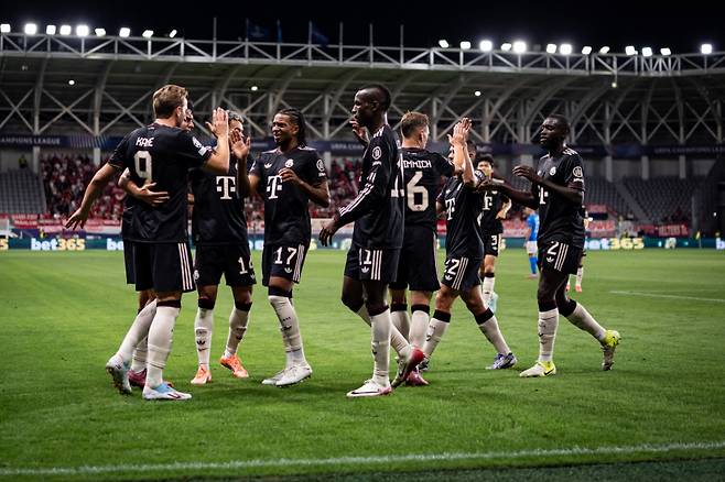 바이에른 뮌헨 선수들이 1일 오전 4시(한국시간) 키프로스 리마솔의 알파메가 스타디움에서 열린 2025~2026 유럽축구연맹(UEFA) 챔피언스리그(UCL) 리그 페이즈 2차전 원정경기 파포스FC전에서 해리 케인의 득점 이후 기뻐하고 있다. /사진=바이에른 뮌헨 SNS 캡처