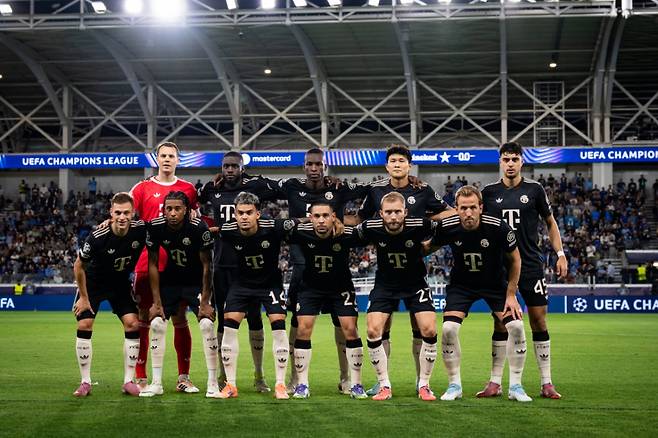 김민재(뒤에서 오른쪽 두 번째) 등 1일 오전 4시(한국시간) 키프로스 리마솔의 알파메가 스타디움에서 열린 2025~2026 유럽축구연맹(UEFA) 챔피언스리그(UCL) 리그 페이즈 2차전 원정경기 파포스FC전 바이에른 뮌헨 선발 라인업. /사진=바이에른 뮌헨 SNS 캡처