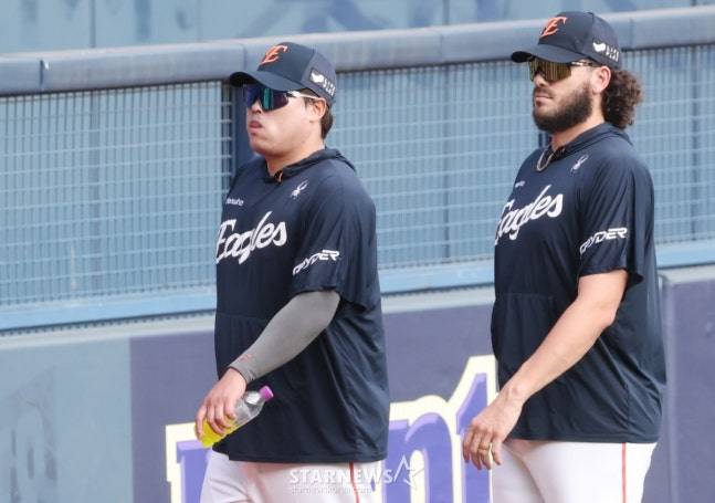 한화의 류현진(왼쪽)과 코디 폰세. /사진=김진경 대기자