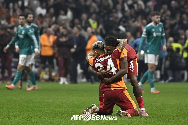리버풀과의 유럽축구연맹(UEFA) 챔피언스리그 리그 페이즈 1차전에서 리버풀전 승리가 확정되자 기뻐하고 있는 갈라타사라이 선수들. /AFPBBNews=뉴스1
