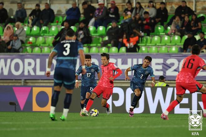 1일 칠레 발파라이소의 에스타디오 엘리아스 피게로아 브란데르에서 열리고 있는 2025 국제축구연맹(FIFA) 20세 이하(U-20) 월드컵 조별리그 B조 2차전 한국과 파라과이 경기 모습. /사진=대한축구협회 제공