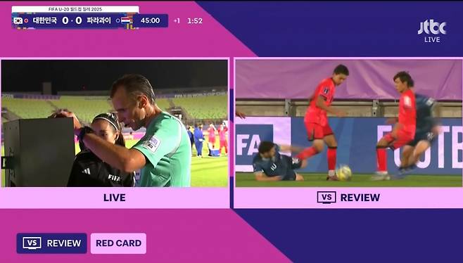 이창원 감독의 비디오 판독 요청에 따라 대기심과 함께 당시 화면(오른쪽)을 확인하고 있는 주심(왼쪽). /사진=중계화면 캡처