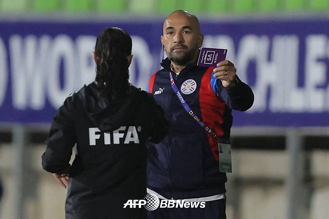 파라과이 코칭스태프가 대기심에게 VS 카드를 제출하며 비디오 판독을 요청하고 있다. /AFPBBNews=뉴스1