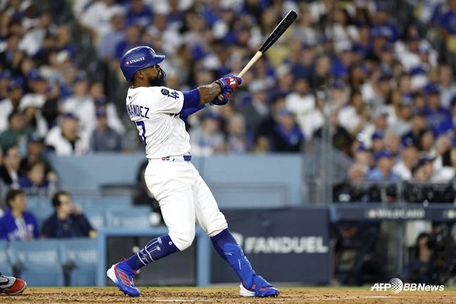 타구를 바라보는 테오스카 에르난데스. /AFPBBNews=뉴스1