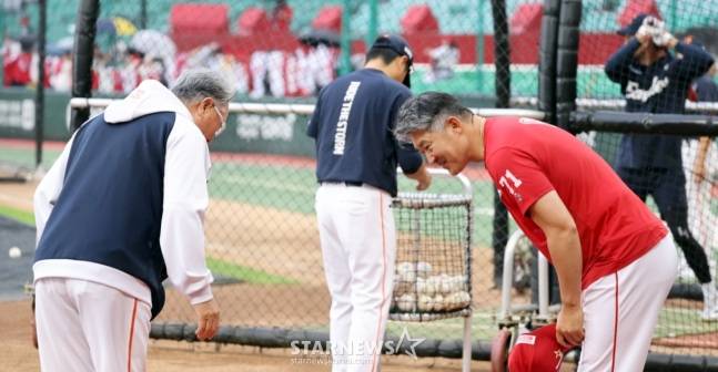 김경문 한화 감독(왼쪽)과 이숭용 SSG 감독이 경기를 앞두고 만나 인사를 나누고 있다. /사진=강영조 선임기자