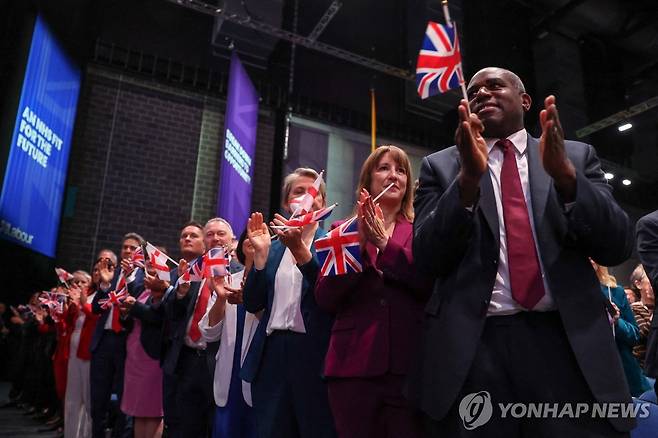 30일 스타머 총리 연설에 기립박수 보내는 래미 부총리, 리브스 재무장관 등 내각 인사들 [로이터 연합뉴스 재판매 및 DB 금지]