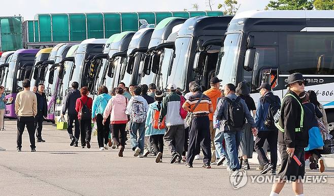버스로 향하는 중국인 단체 크루즈관광객들 중국인 단체관광객 무비자 입국 첫날인 9월 29일 오전 인천 연수구 인천항 국제크루즈터미널에 입국한 중국인 단체 크루즈관광객들이 버스로 향하고 있다. [연합뉴스 자료사진]