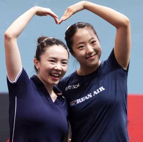 싱가포르 스매시 경기 후 하트 그린 신유빈(오른쪽)과 전지희 [WTT 인스타그램 캡처. 재판매 및 DB 금지]