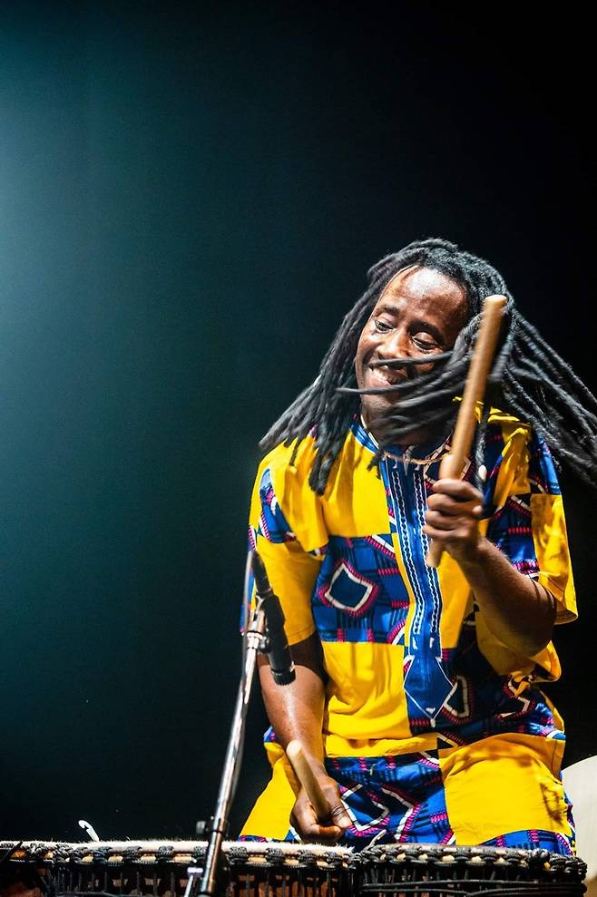 젬베 연주자 코나테 이브라힘 씨 [릴리 제공. 재판매 및 DB 금지]