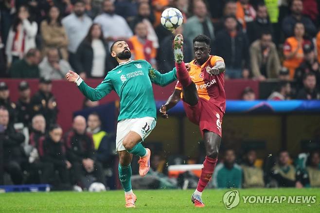 볼 다투는 리버풀의 무함마드 살라흐와 갈라타사라이의 다빈손 산체스 [AP=연합뉴스]