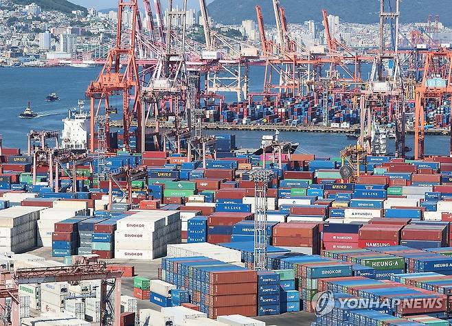 컨테이너가 쌓여 있는 부산항 신선대부두, 감만부두 [연합뉴스 자료사진. 재판매 및 DB 금지]