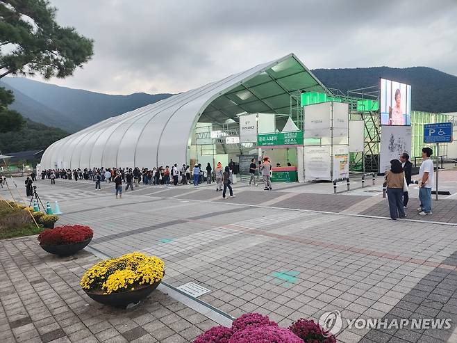 산악영화제 행사 기다리는 관람객들 (울산=연합뉴스) 장영은 기자 = 30일 울산 울주군 영남알프스 복합웰컴센터 주무대에 제10회 울산울주세계산악영화제 폐막식 행사를 기다리는 관람객 줄이 이어졌다. 2025.9.30    young@yna.co.kr