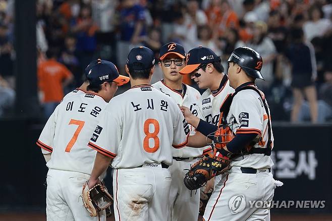 29일 LG전 승리 후 기뻐하는 한화 선수들 [연합뉴스 자료사진]