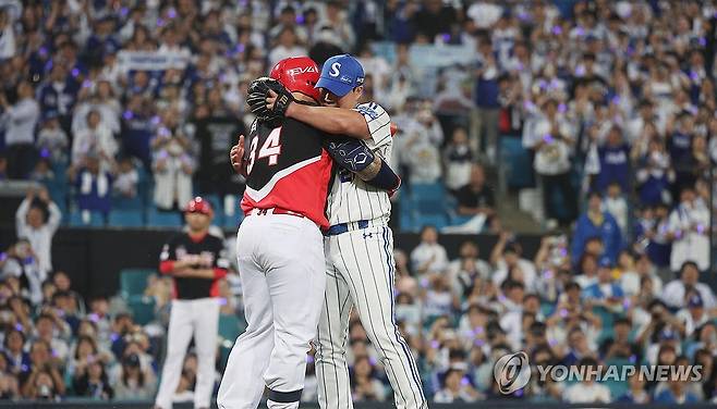 마지막 마운드 끝낸 오승환 (대구=연합뉴스) 김현태 기자 = 30일 대구 삼성라이온즈파크에서 열린 KIA와 삼성의 경기. 9회 초 이날 은퇴식을 하는 삼성의 마무리투수 오승환이 마운드에서 역투를 끝내고 타석에 있던 KIA 최형우와 인사하고 있다. 2025.9.30 mtkht@yna.co.kr