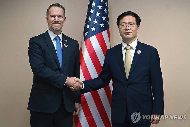여한구 통상교섭본부장, 미국무역대표부 대표 면담 (서울=연합뉴스) 여한구 산업통상자원부 통상교섭본부장이 지난달 현지시간) 말레이시아 쿠알라쿰푸르 국제컨벤션센터에서 '2025 아세안 경제장관회의' 참석 계기에 제이미슨 그리어 미국무역대표부 대표와 면담, 악수하고 있다. 2025.9.25 [산업통상자원부 제공. 재판매 및 DB 금지] photo@yna.co.kr