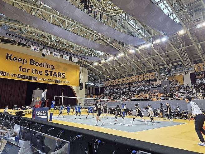 대학 체육관에서 프로배구 경기 치르는 선수들 (의정부=연합뉴스) 김경윤 기자 = KB손해보험과 한국전력 선수들이 22일 경기 의정부 경민대 체육관에서 프로배구 V리그 남자부 경기를 치르고 있다. 
    KB손해보험은 기존 홈구장인 의정부체육관이 안전 문제로 폐쇄되자 연고지 내 대학인 경민대 체육관을 임시 홈구장으로 조성했다. 2024.12.22 cycle@yna.co.kr
