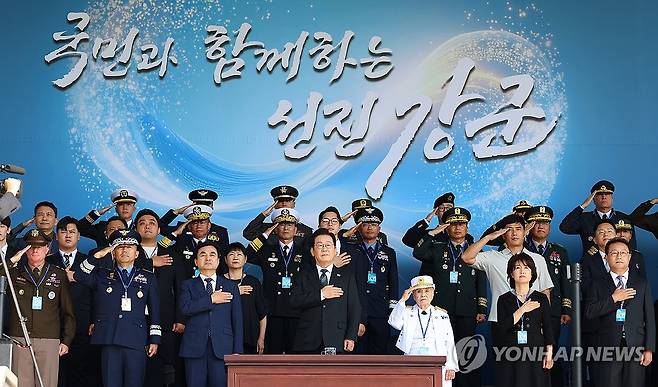 국기에 경례하는 이재명 대통령 (계룡=연합뉴스) 김도훈 기자 = 이재명 대통령이 1일 충남 계룡대 대연병장에서 열린 건군 77주년 국군의 날 기념행사에서 국기에 경례하고 있다. 2025.10.1 superdoo82@yna.co.kr