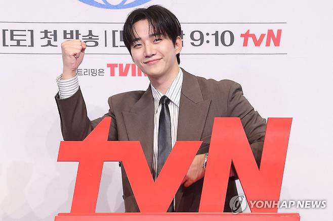 파이팅 외치는 이준호 (서울=연합뉴스) 강민지 기자 = 배우 이준호가 1일 서울 구로구 더링크호텔에서 열린 tvN 드라마 '태풍상사' 제작발표회에서 포즈를 취하고 있다. 2025.10.1 mjkang@yna.co.kr