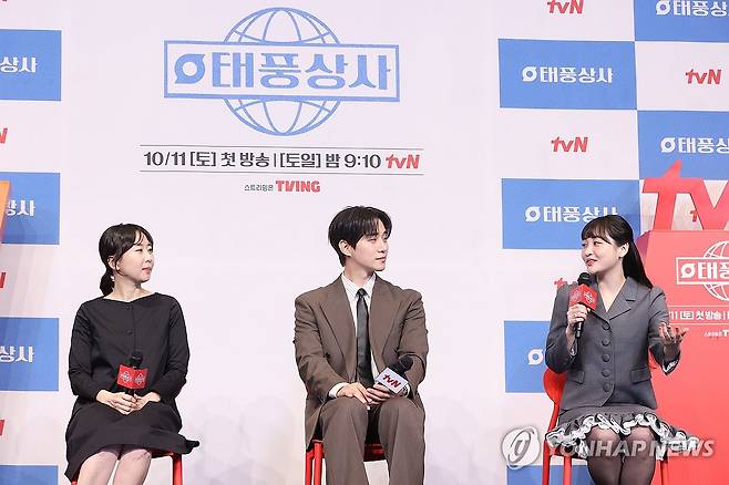 인사말하는 김민하 (서울=연합뉴스) 강민지 기자 = 배우 김민하가 1일 서울 구로구 더링크호텔에서 열린 tvN 드라마 '태풍상사' 제작발표회에서 인사말을 하고 있다. 왼쪽부터 이나정 감독, 이준호, 김민하. 2025.10.1 mjkang@yna.co.kr