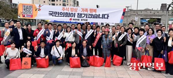 국민의힘 경기도당이 2일 오후 수원시 팔달구 못골종합시장을 찾아 추석맞이 민생탐방 ‘우리동네 장보기’를 진행했다. 2025.10.2 /한규준기자 kkyu@kyeongin.com