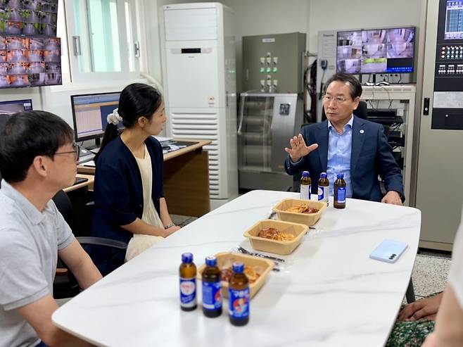 ▲ 유정복 인천시장이 2일 오후 계양구 작전동 베네하임 더윈 아파트를 방문해 입주민들과 대화를 나누고 있다.