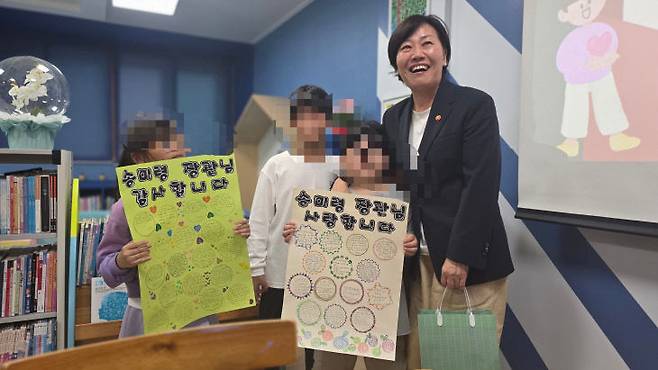 누구보다 아이들이 지난해에 이어 다시 이곳을 찾은 송미령 장관을 반기고 있다. 사진=이희택 기자.
