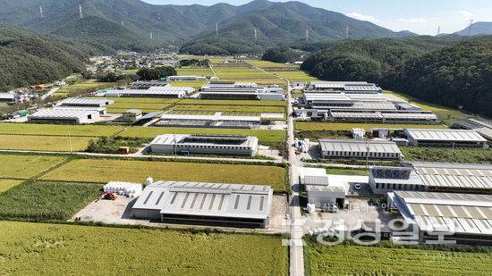 ▲ 울산 울주군 두동면 월평마을 일대에 대규모 축사들이 잇따라 들어서면서 주민들이 반발하고 있다. 김도현기자 do@ksilbo.co.kr