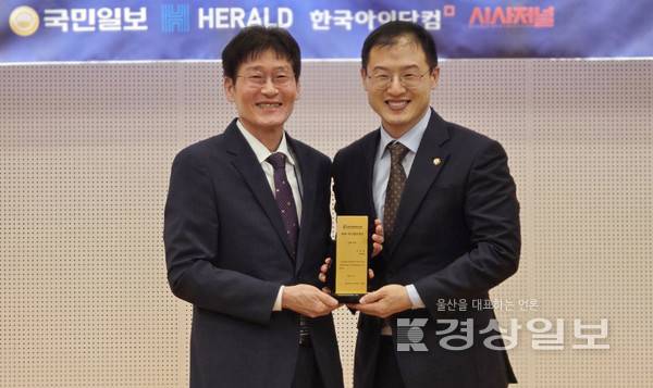 더불어민주당 김상욱 의원이 서울 국회도서관 대강당에서 '2025년 적극행정대상' 입법 부문을 수상하고 기념촬영을 하고 있다.