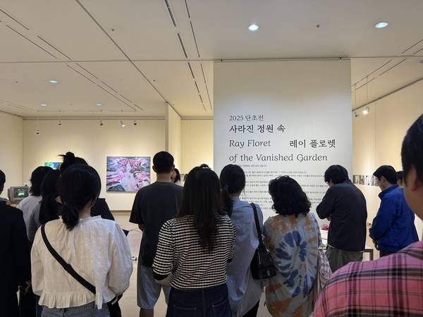 창원지역을 중심으로 활동하는 젊은 작가들 모임인 '사림153'이 5일까지 창원 성산아트홀 1·2·3전시실에서 세 번째 단초전 <사라진 정원 속 레이플로렛>을 개최한다. 1일 오후 전시회 개막식이 열리고 있다. /사림153