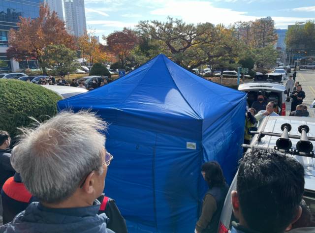 대구학비연대회의는 지난 11월부터 대구시교육청 본관 앞에서 단체협약 3기 체결 및 학교 비정규직 노동자 근로조건 개선을 요구하며 무기한 천막 농성을 이어왔다. 김영경 기자