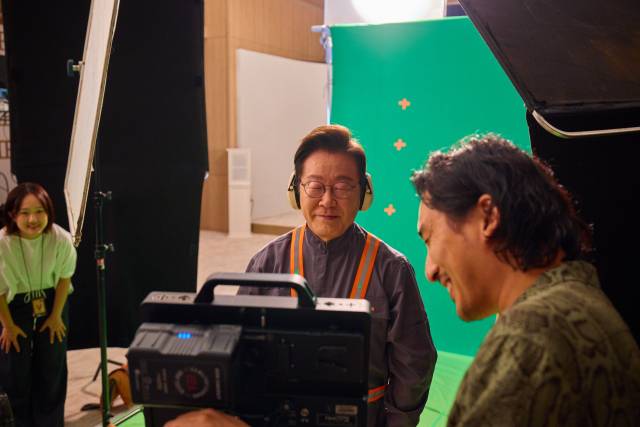 대통령실은 2일 이재명 대통령의 APEC 홍보영상 촬영 비하인드 컷을 SNS에 공개했다. 연합뉴스