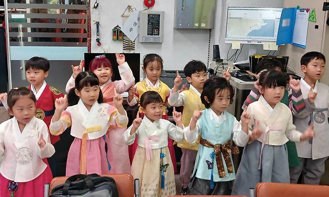 울릉초등학교병설유치원 어린이들이 한복을 입고 울릉119안전센터를 방문해 재롱을 부리고 있다./울릉교육지원청 제공