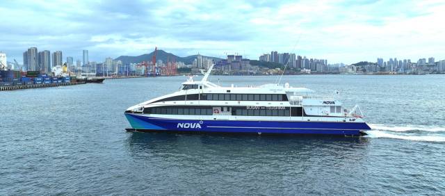 부산항국제여객터미널 앞에서 시범 운항 중인 노바호. 스타라인 제공