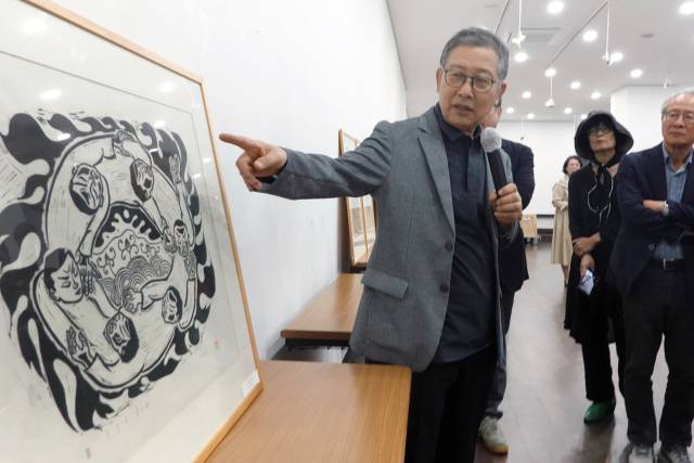 지난달 23일 오후 부산 중구 가톨릭센터 대청갤러리에서 열린 홍성담 작가의 ‘독일 유배 작품 봉인 해제 행사’ 모습. 박희진 사진가 제공