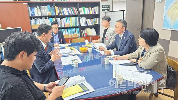 국회를 찾아 국비 지원 요청 관련 면담을 하고 있는 오순문 서귀포시장과 서귀포시 관계자들. (사진=서귀포시)