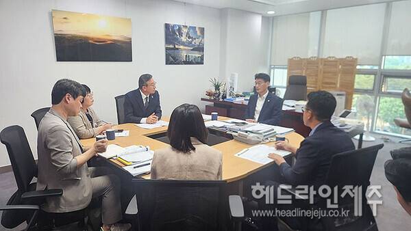 국회를 찾아 국비 지원 요청 관련 면담을 하고 있는 오순문 서귀포시장과 서귀포시 관계자들. (사진=서귀포시)