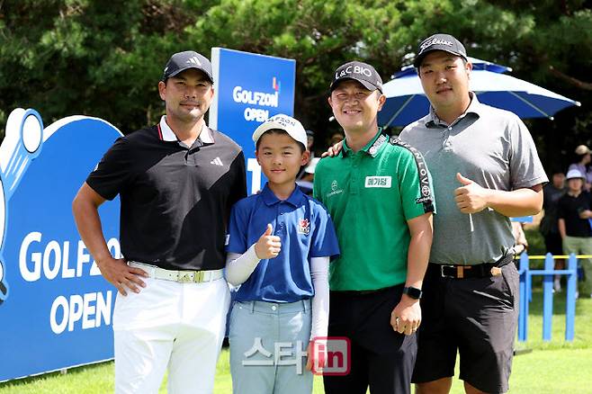 지난 9월 KPGA 골프존 오픈 최종라운드에서 어나운스 키즈로 나선 김태양 어린이(왼쪽 두 번째)와 이준석, 박성국, 김찬우가 기념촬영하고 있다. (사진=KPGA)