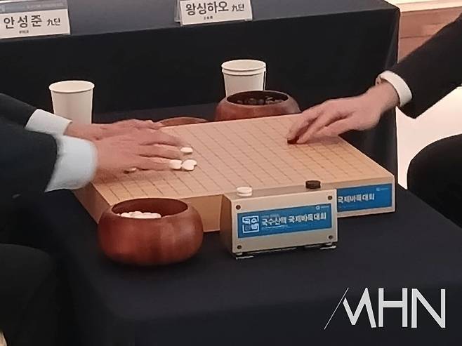 안성준 9단과 왕싱하오 9단이 돌을 가리고 있다. 안성준 9단의 백번.(사진=신안에서 MHN 엄민용 선임기자)