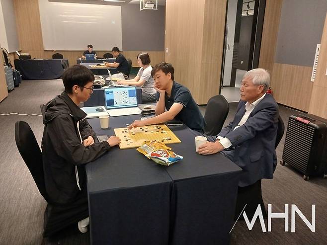 검토실에서 한국선수단 단장을 맡은 조훈현 9단과 국가대표팀 코치 최철한 9단, 변상일 9단 등이 안성준 9단과 왕싱하오 9단의 대국을 검토하고 있다.(사진=신안에서 MHN 엄민용 선임기자)