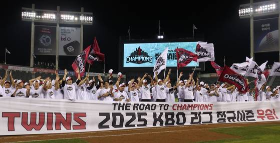 LG 트윈스 선수 및 코칭스태프들이 1일 서울 잠실야구장에서 정규 시즌 우승을 확정한 뒤 세리머니를 하고 있다. 〈사진=연합뉴스〉