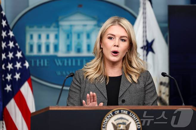 캐롤라인 레빗 백악관 대변인이 1일(현지시간) 정례 브리핑을 진행하고 있다. 2025.10.01. ⓒ 로이터=뉴스1 ⓒ News1 류정민 특파원