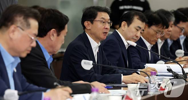 이억원 금융위원장이 19일 오전 서울 영동포구 여의도 중소기업중앙회에서 열린 생잔적 금융 대전환 회의에서 모두 발언을 하고 있다. 2025.9.19/뉴스1 ⓒ News1 김명섭 기자