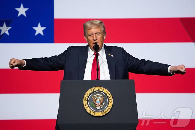 도널드 트럼프 미국 대통령이 30일(현지시간) 버지니아주 콴티코 해병대 기지에서 군 장성들을 상대로 연설하고 있다. 2025.09.30. ⓒ 로이터=뉴스1 ⓒ News1 류정민 특파원