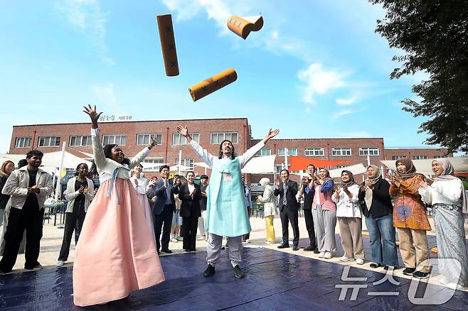 추석 연휴를 앞두고 2일 오후 경북 경산시 대구대학교 경산캠퍼스에서 열린 '추석 명절맞이 나눔 행사'에서 외국인 유학생들이 윷놀이를 즐기고 있다. 2025.10.2/뉴스1 ⓒ News1 공정식 기자