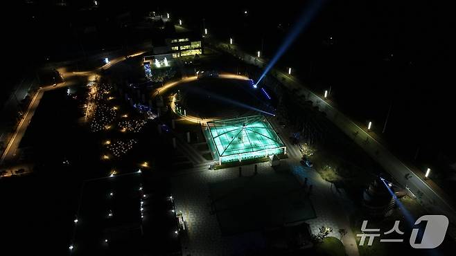 '2025 평창 에코 라이트'가 오는 3~12일 오후 6시~8시 30분 강원 평창군 평창읍 노람들 에코랜드에서 열리는 가운데, 평창군이 개최 하루 전인 2일 오후 7시 드론으로 행사장을 촬영한 사진. (평창군 제공. 재판매 및 DB금지) 2025.10.2/뉴스1