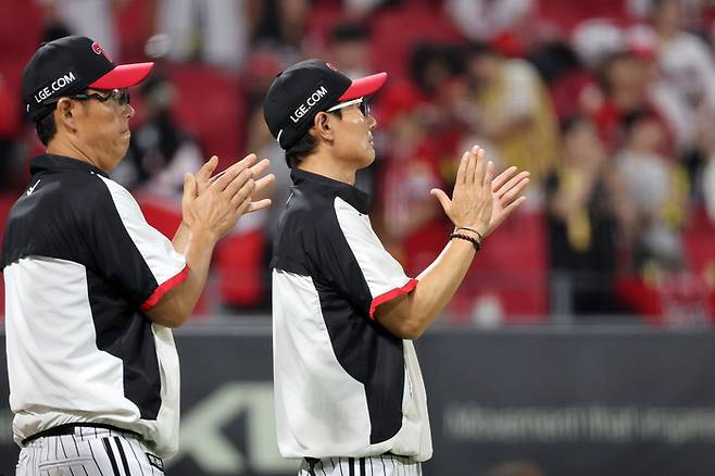 LG 김정준 수석코치(왼쪽)와 염경엽 감독이 광주-기아 챔피언스 필드에서 열린 2025 KBO리그 KIA전 승리 후 선수들에게 박수를 보내고 있다. 사진 | 광주=연합뉴스